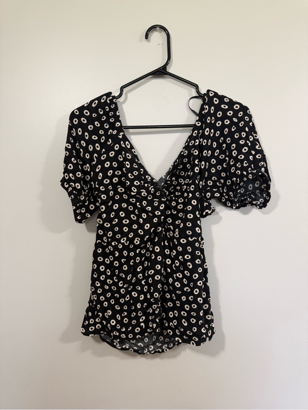 Black & White Printed V-Neck tie back Blouse